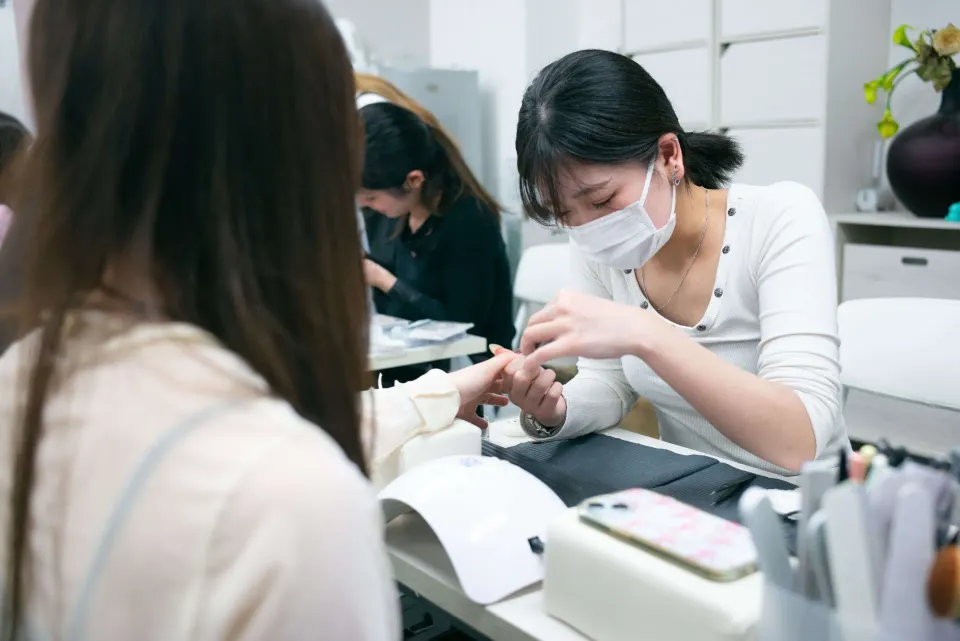 外部教学示意：真人手部施术与支撑位置。