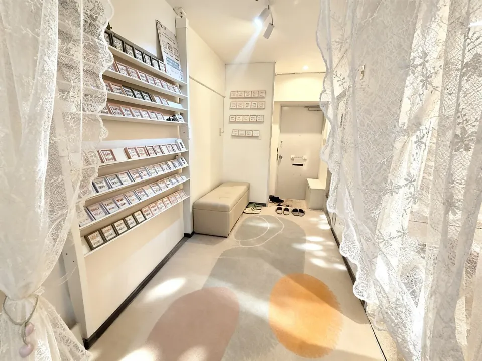 Emily Garden Nail 店内，白墙上排满色板